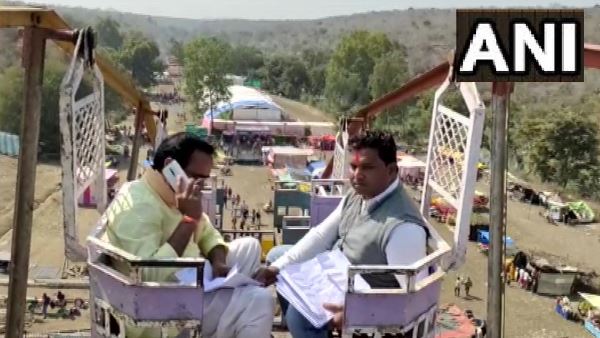 mp minister brijendra singh yadav swing ride due to mobile network issue mp minister brijendra singh yadav swing ride due to mobile network issue