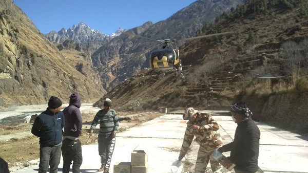 हेलीकॉप्टर से पहुंचाई जा रही गांवों को मदद