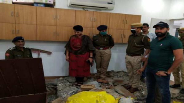 20 फीट लंबी और दो फीट चौड़ी सुरंग खोदी
