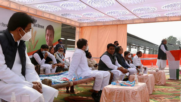 पीछे खड़े सुरक्षाकर्मियों ने मोर्चा संभाला