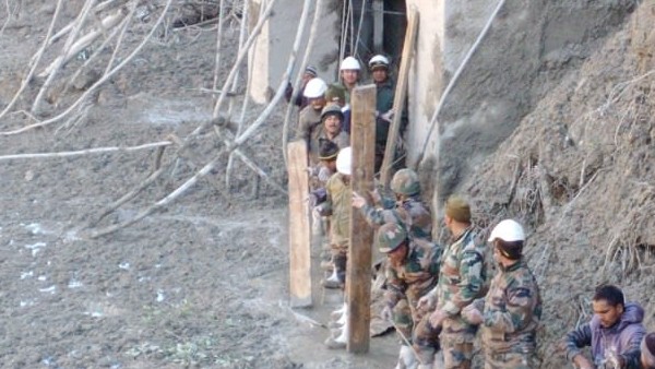 उत्तराखंड त्रासदी: तपोवन डैम टनल से 16 लोग सुरक्षित निकाले गए, अबतक 10 लोगों की मौत उत्तराखंड त्रासदी: तपोवन डैम टनल से 16 लोग सुरक्षित निकाले गए, अबतक 10 लोगों की मौत
