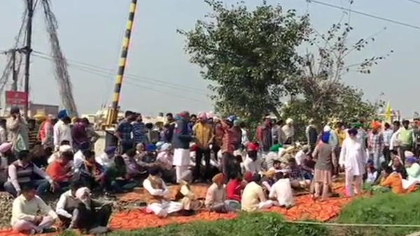 rail roko andolan in ambala district, Haryana Farmers block railway track in the hometown of home minister Anil Vij rail roko andolan in ambala district, Haryana Farmers block railway track in the hometown of home minister Anil Vij