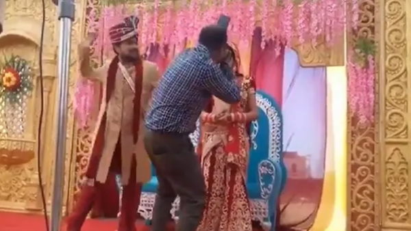 फोटोग्राफर ने दूल्हे को किया साइड
