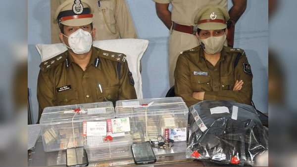 Surat police caught robbers and seized 15.77 lakh rupees Surat police caught robbers and seized 15.77 lakh rupees