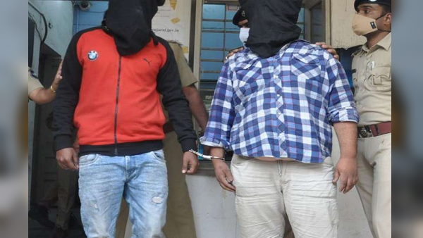 Surat police caught robbers and seized 15.77 lakh rupees Surat police caught robbers and seized 15.77 lakh rupees