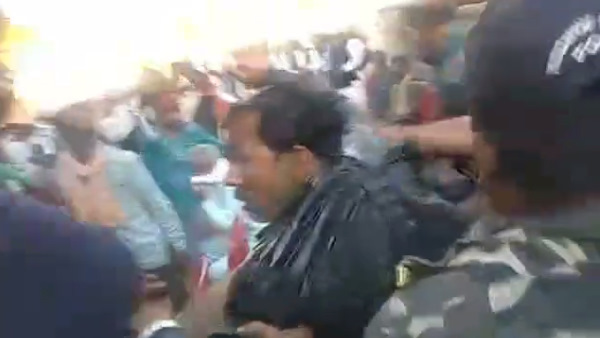 Chaos in CM Shivraj Singh Chauhans meeting, farmer poured kerosene on himself Chaos in CM Shivraj Singh Chauhans meeting, farmer poured kerosene on himself
