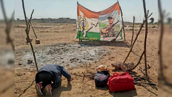 खेजड़ला में भर आई सबकी आंखें