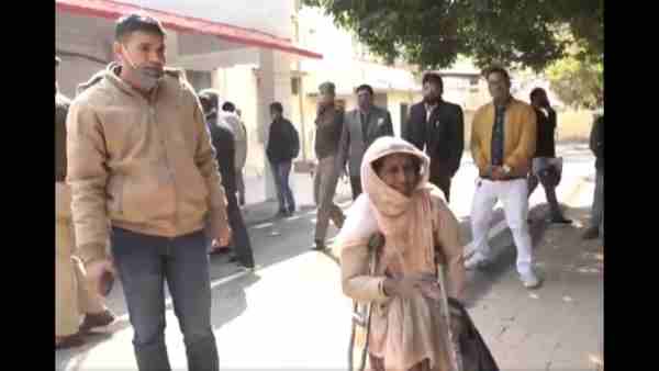 Kanpur police inspector suspended for taking bribe Kanpur police inspector suspended for taking bribe