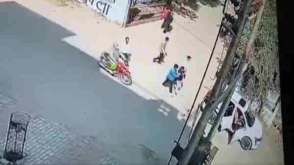 Man gets kidnapped in broad daylight in Kanpur by being shoved in a car Man gets kidnapped in broad daylight in Kanpur by being shoved in a car