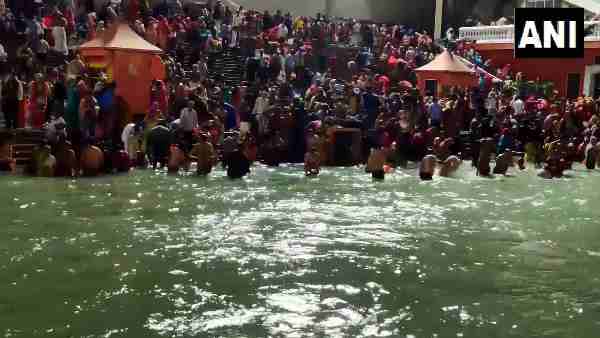 magh purnima 2021: people take holy dip on the occasion magh purnima 2021: people take holy dip on the occasion