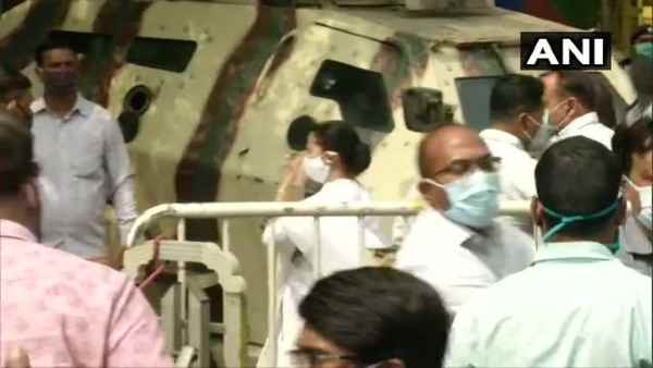 West Bengal:CM Mamta Banerjee arrives at Abhishek Banerjees house, CBI is going to interrogate her daughter-in-law in coal smuggling West Bengal:CM Mamta Banerjee arrives at Abhishek Banerjees house, CBI is going to interrogate her daughter-in-law in coal smuggling