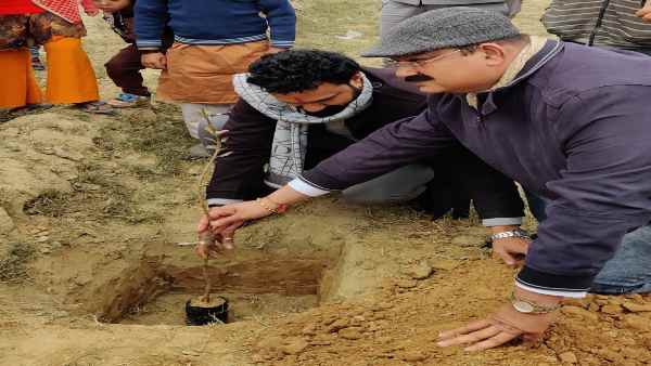 दिल्ली की दो बहनों ने किया जमीन पर अपना दावा