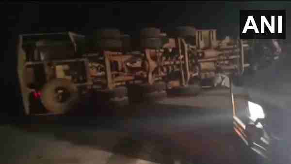 Mathura Accident News: many persons died after an oil tanker collided with the car Mathura Accident News: many persons died after an oil tanker collided with the car