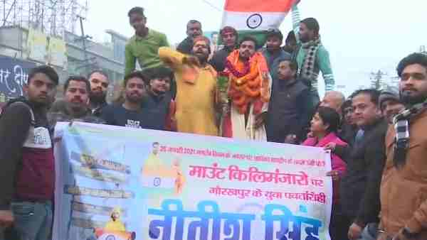 नीतीश ने नहीं मानी हार, चोटी पर फहराया तिरंगा