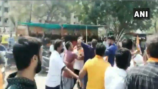 गुजरात में भाजपा और कांग्रेस कार्यकर्ता भिड़े, BJP and Congress workers clashed, Soma Talav,Vadodara, Gujarat, gujarat municipal corporation election, bjp, congress, गुजरात, भाजपा, कांग्रेस गुजरात में भाजपा और कांग्रेस कार्यकर्ता भिड़े, BJP and Congress workers clashed, Soma Talav,Vadodara, Gujarat, gujarat municipal corporation election, bjp, congress, गुजरात, भाजपा, कांग्रेस