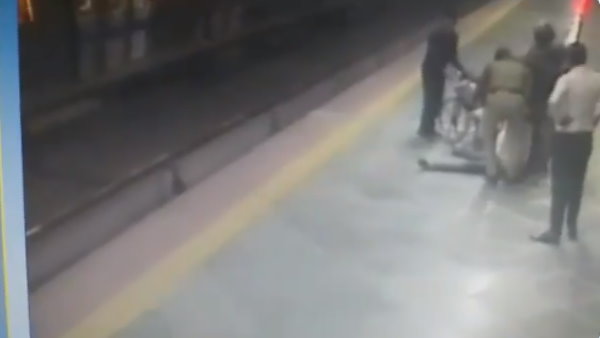 CISF constable Saves Life Of Delhi Metro Commuter by performing cpr CISF constable Saves Life Of Delhi Metro Commuter by performing cpr