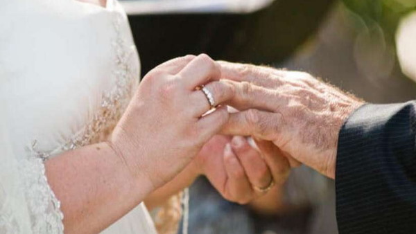 65-year-old bride and 58-year-old Bridegroom got married in Kerala Old Age Home 65-year-old bride and 58-year-old Bridegroom got married in Kerala Old Age Home