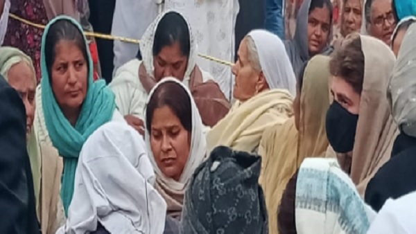 किसान नवरीत सिंह के अंतिम अरदास में पहुंची प्रियंका गांधी किसान नवरीत सिंह के अंतिम अरदास में पहुंची प्रियंका गांधी