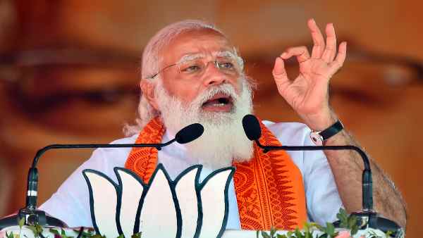 'नारायणसामी कांग्रेस के बड़े नेताओं चप्पल उठाने में माहिर'