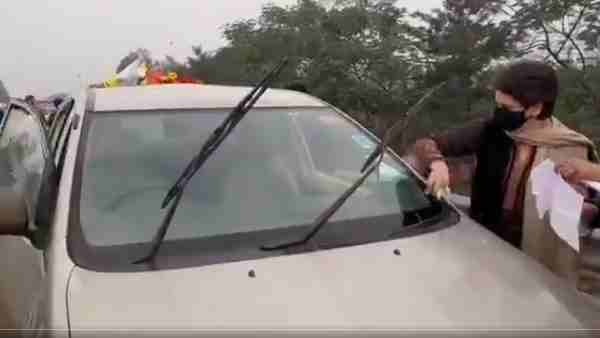 Watch Priyanka Gandhi cleaning windscreen glass of her car after accident Watch Priyanka Gandhi cleaning windscreen glass of her car after accident