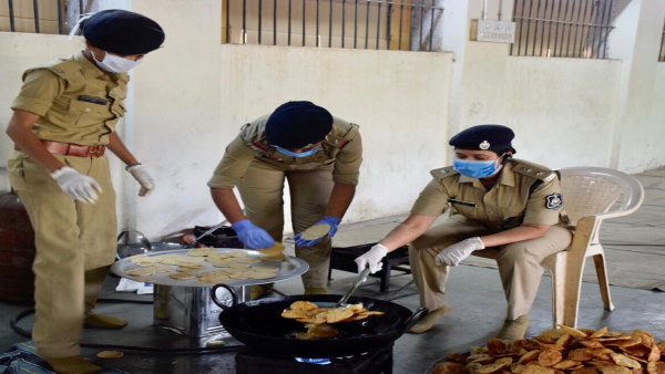 भोजन की उम्मीद में इंतजार करते मिलते थे लोग