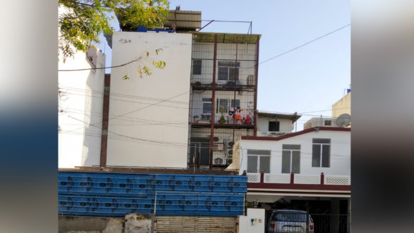 प्लांट में टीनशेड डालकर लोग रहने लगे थे