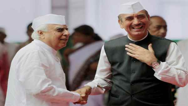 कपिल सिब्बल ने कांग्रेस को दिया 3 करोड़ रुपये का दान