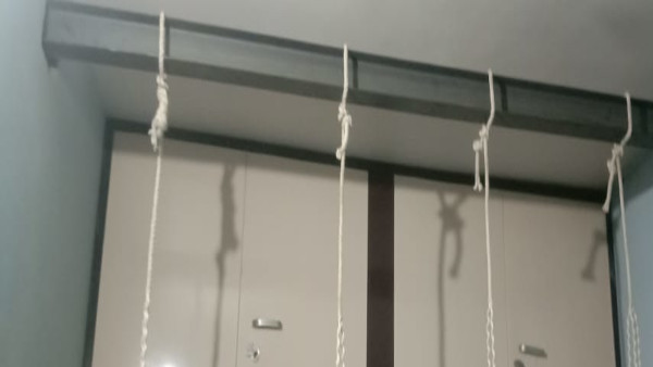 संकेत नंबर दो- नई गाटर लगवाई, पूछा तो बोले-इस पर चार घंटियां लटकाएंगे