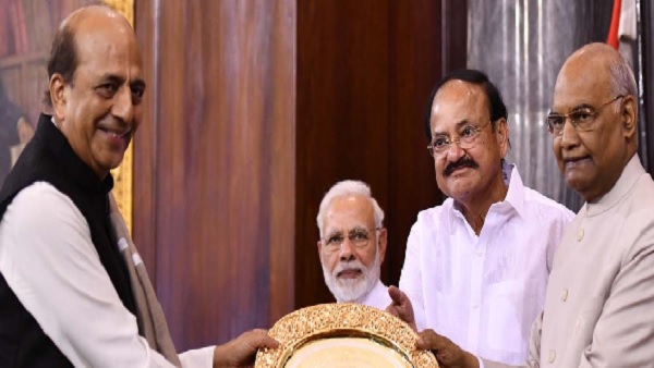 बेहतरीन सितार बजाते हैं त्रिवेदी