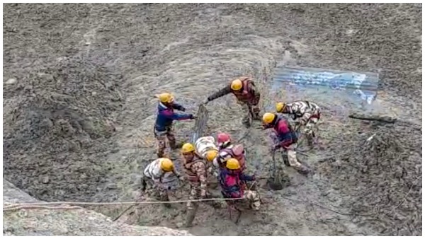 तपोवन टनल से लोगों को बचाने में जुटी सेना