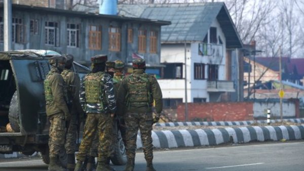 Budgam, Indian Army, two terrorist aares, Lashkar Taiba, Tehreek Mujahideen, Jammu and Kashmir, jammu kashmir, kashmir, जम्मू कश्मीर, बडगाम Jammu kashmir 2 terror associates of let tum arrested in budgam जम्मू कश्मीर: बडगाम में आतंकियों के दो मददगार गिरफ्तार नई दिल्ली। जम्मू कश्मीर के बडगाम में आतंकियों को मदद पहुंचाने के आरोप में दो लोगों को गिरफ्तार किया गया है। जम्मू-कश्मीर पुलिस ने दावा किया है कि बडगाम पुलिस और भारतीय सेना की एक टीम ने रविवार को चेकिंग के दौरान लश्कर-ए-तैयबा और तहरीक-उल-मुजाहिदीन के आतंकियों के दो मददगारों को पकड़ा। इनके पास से झंडे, बैनर, लेटर पैड और कुछ अन्य सामान बरामद हुआ है। Budgam, Indian Army, two terrorist aares, Lashkar Taiba, Tehreek Mujahideen, Jammu and Kashmir, jammu kashmir, kashmir, जम्मू कश्मीर, बडगाम Jammu kashmir 2 terror associates of let tum arrested in budgam जम्मू कश्मीर: बडगाम में आतंकियों के दो मददगार गिरफ्तार नई दिल्ली। जम्मू कश्मीर के बडगाम में आतंकियों को मदद पहुंचाने के आरोप में दो लोगों को गिरफ्तार किया गया है। जम्मू-कश्मीर पुलिस ने दावा किया है कि बडगाम पुलिस और भारतीय सेना की एक टीम ने रविवार को चेकिंग के दौरान लश्कर-ए-तैयबा और तहरीक-उल-मुजाहिदीन के आतंकियों के दो मददगारों को पकड़ा। इनके पास से झंडे, बैनर, लेटर पैड और कुछ अन्य सामान बरामद हुआ है।