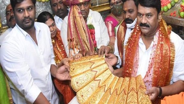 तेलंगाना सीएम KCR के बर्थडे पर मंत्री ने देवी मां को चढ़ाई 2.5 किलो गोल्ड वाली साड़ी तेलंगाना सीएम KCR के बर्थडे पर मंत्री ने देवी मां को चढ़ाई 2.5 किलो गोल्ड वाली साड़ी