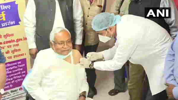 cm nitish kumar take doze of corona vaccine in igims hospital cm nitish kumar take doze of corona vaccine in igims hospital