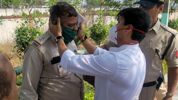 Madhya Pradesh BJP MP Jyotiraditya Scindia provides first aid to Police personnel who fell down from the vehicles in Bhopal Madhya Pradesh BJP MP Jyotiraditya Scindia provides first aid to Police personnel who fell down from the vehicles in Bhopal