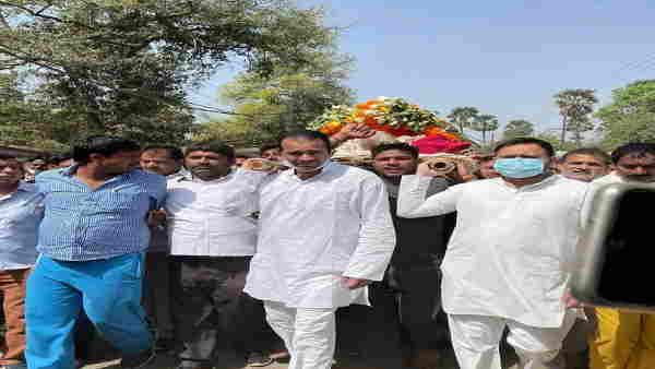 tejashwi and tej pratap yadav appears in funeral of mahaveer rai tejashwi and tej pratap yadav appears in funeral of mahaveer rai