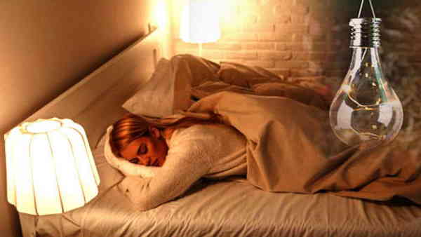 रात में लाइट जलाकर सोने की आदत तो नहीं, जान लीजिए शरीर के लिए कितना  नुकसानदायक ? | side effects of sleeping with lights on - Hindi Oneindia