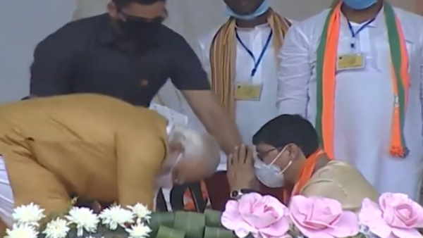 पैर छूने के लिए बढ़ा नेता तो जमीन पर बैठ गए पीएम