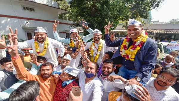 कांग्रेस ने आम आदमी पार्टी से लिया सूरत का बदला