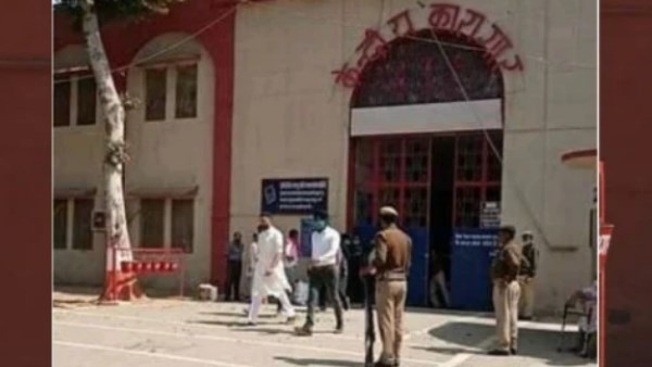 प्रभावशाली नेता गंगाराम चौधरी का किरदार निभा रहे हैं अभिषेक