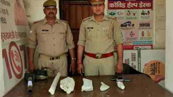 UP Panchayat Election 2021: Agra Police Caught Illegal Weapons Factory at Cremation Ground UP Panchayat Election 2021: Agra Police Caught Illegal Weapons Factory at Cremation Ground