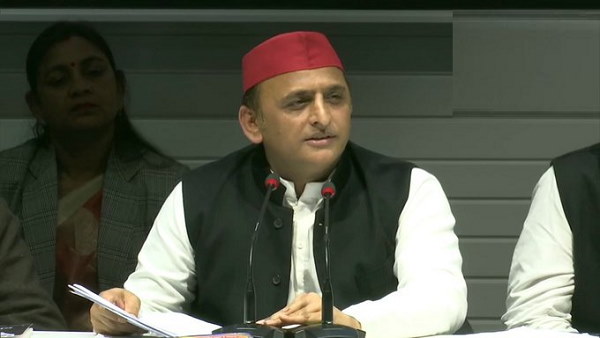 FIR against Ex UP CM Akhilesh Yadav over Beating Journalists in moradabad, 20 SP Activists Also Sued FIR against Ex UP CM Akhilesh Yadav over Beating Journalists in moradabad, 20 SP Activists Also Sued