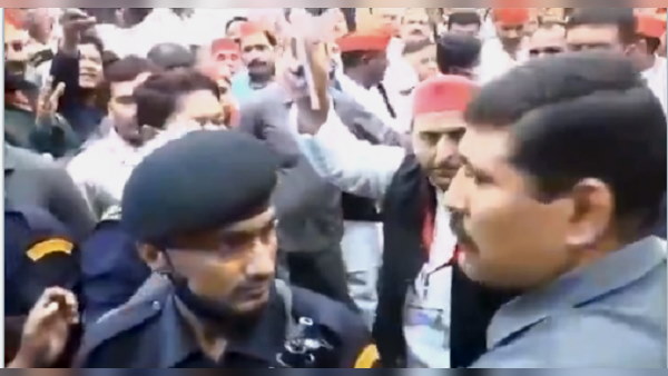 FIR against Ex UP CM Akhilesh Yadav over Beating Journalists in moradabad, 20 SP Activists Also Sued FIR against Ex UP CM Akhilesh Yadav over Beating Journalists in moradabad, 20 SP Activists Also Sued