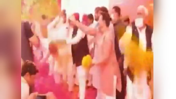 former Chief Minister of Uttar Pradesh Akhilesh Yadav celebrate Holi, and says- next year Holi to be celebrate with our govt former Chief Minister of Uttar Pradesh Akhilesh Yadav celebrate Holi, and says- next year Holi to be celebrate with our govt
