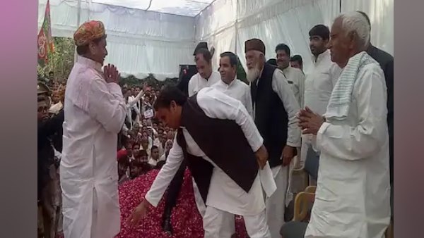 akhilesh yadav touches uncle shivpal yadav feet in family function in saifai akhilesh yadav touches uncle shivpal yadav feet in family function in saifai