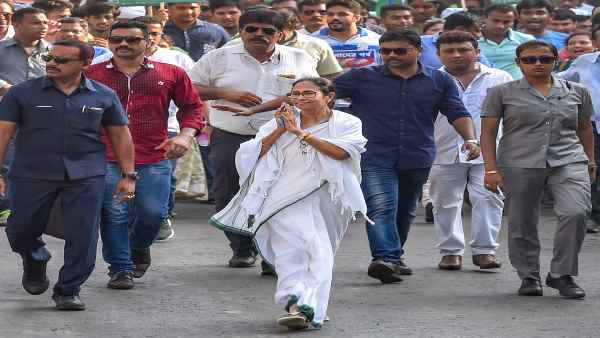 हिंदी बोलने वाले वोटरों में जगह बनाने की कोशिश