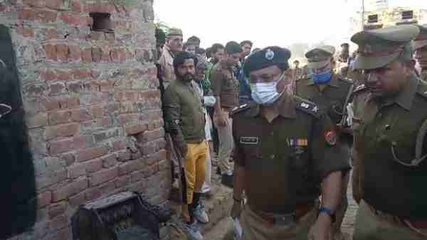 Bulandshahar News: 60-year-old man attacked wife and three daughters with a hammer Bulandshahar News: 60-year-old man attacked wife and three daughters with a hammer