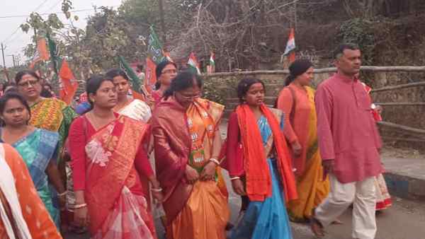 'मोदीजी पैसे भेजते हैं, लेकिन टीएमसी के लोग खा जाते हैं'