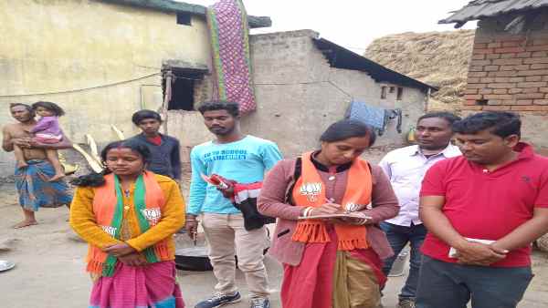 ससुर आज भी साल के पत्तों से प्लेट बनाते हैं