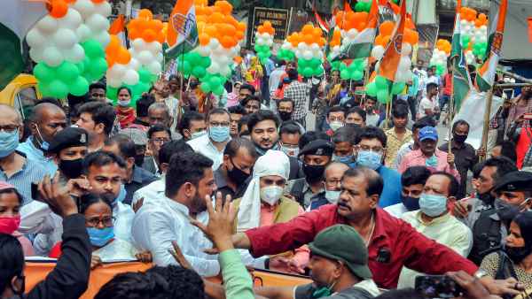 'मुस्लिम तुष्टिकरण' का आरोप झेलकर भी बंगाल का किला बचाने की कोशिश