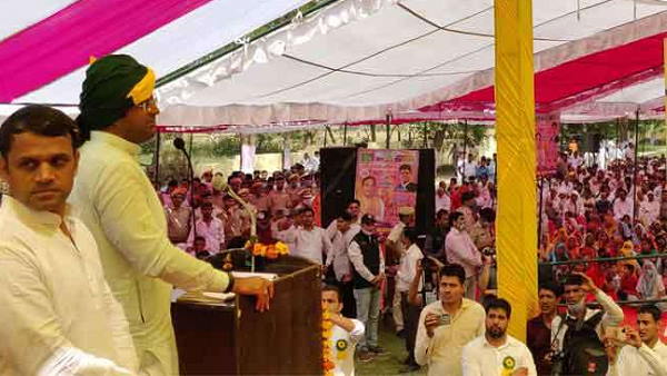 Haryana Deputy Chief Minister Dushyant Chautala arrives among villagers despite the warning of intelligence agencies Haryana Deputy Chief Minister Dushyant Chautala arrives among villagers despite the warning of intelligence agencies